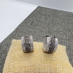 Nandri Elegant Silver Hoop Earrings